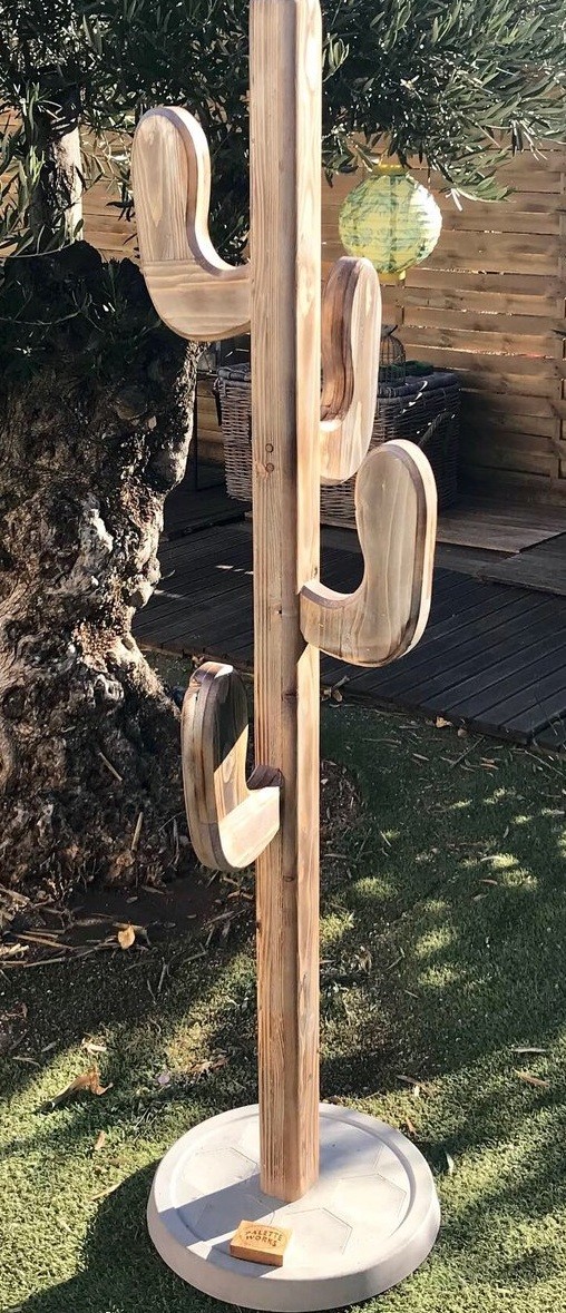 Grand cactus en bois